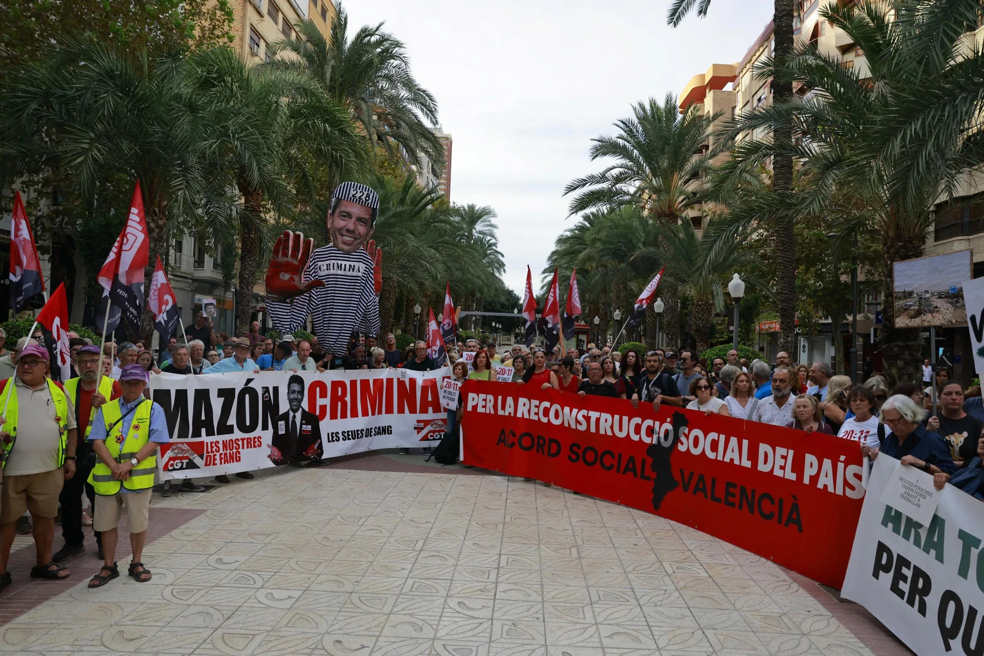 ALICANTE, 26/09/2026.- Entidades cívicas, sociales y sindicales de la Comunitat Valenciana y las asociaciones de víctimas de la dana celebran una concentración ante la sede del Consell en Alicante para denunciar la impunidad del expresident de la Generalitat Carlos Mazón.EFE/ Pablo Miranzo
