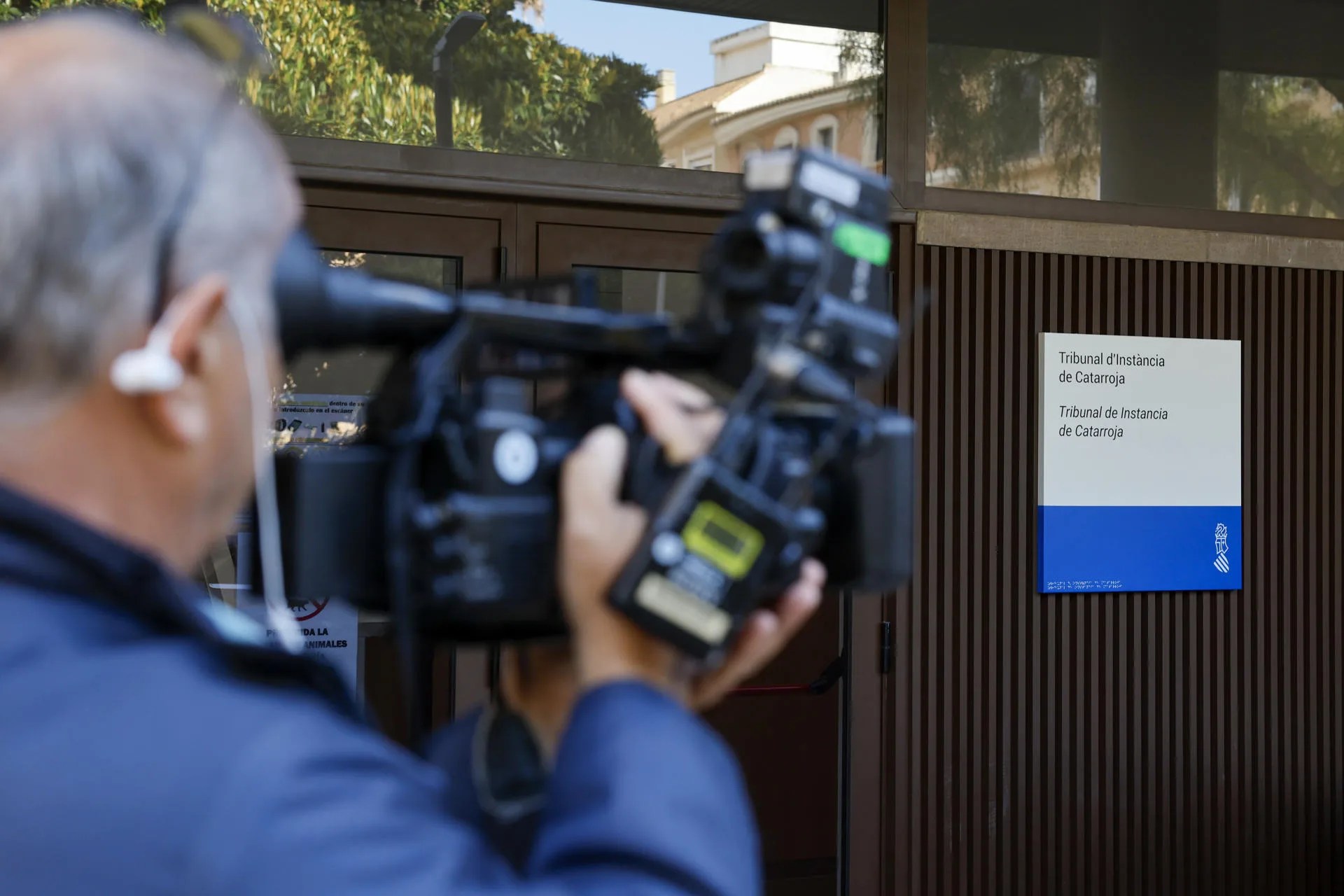 Un periodista toma imágenes del juzgado de Catarroja donde la jueza instruye la causa penal sobre la gestión de la dana. Archivo/ EFE/Ana Escobar