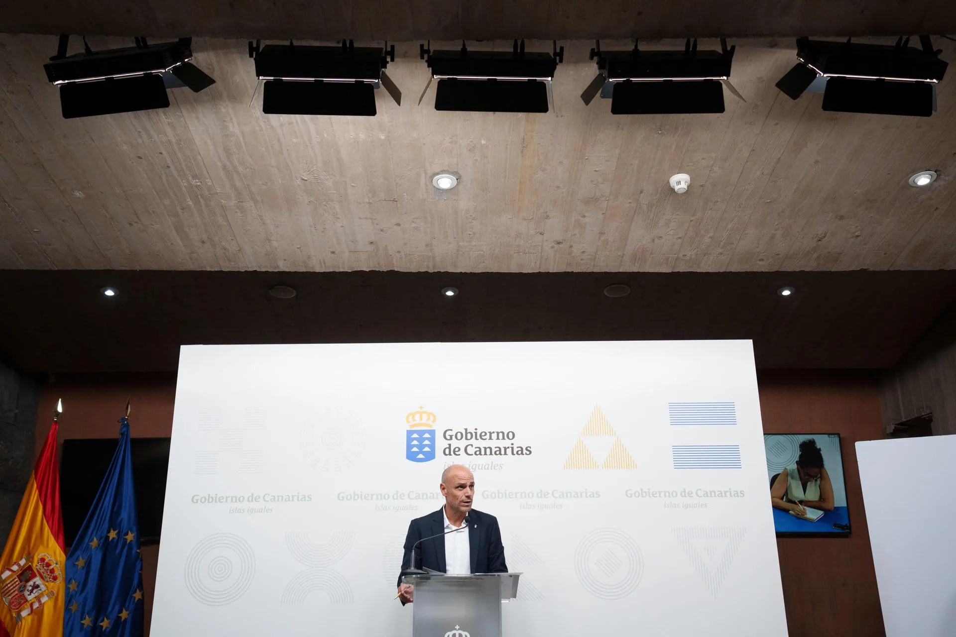 El viceconsejero de la Presidencia y portavoz del Gobierno de Canarias, Alfonso Cabello, ha informado de los acuerdos adoptados por el Consejo de Gobierno. EFE/Ramón de la Rocha