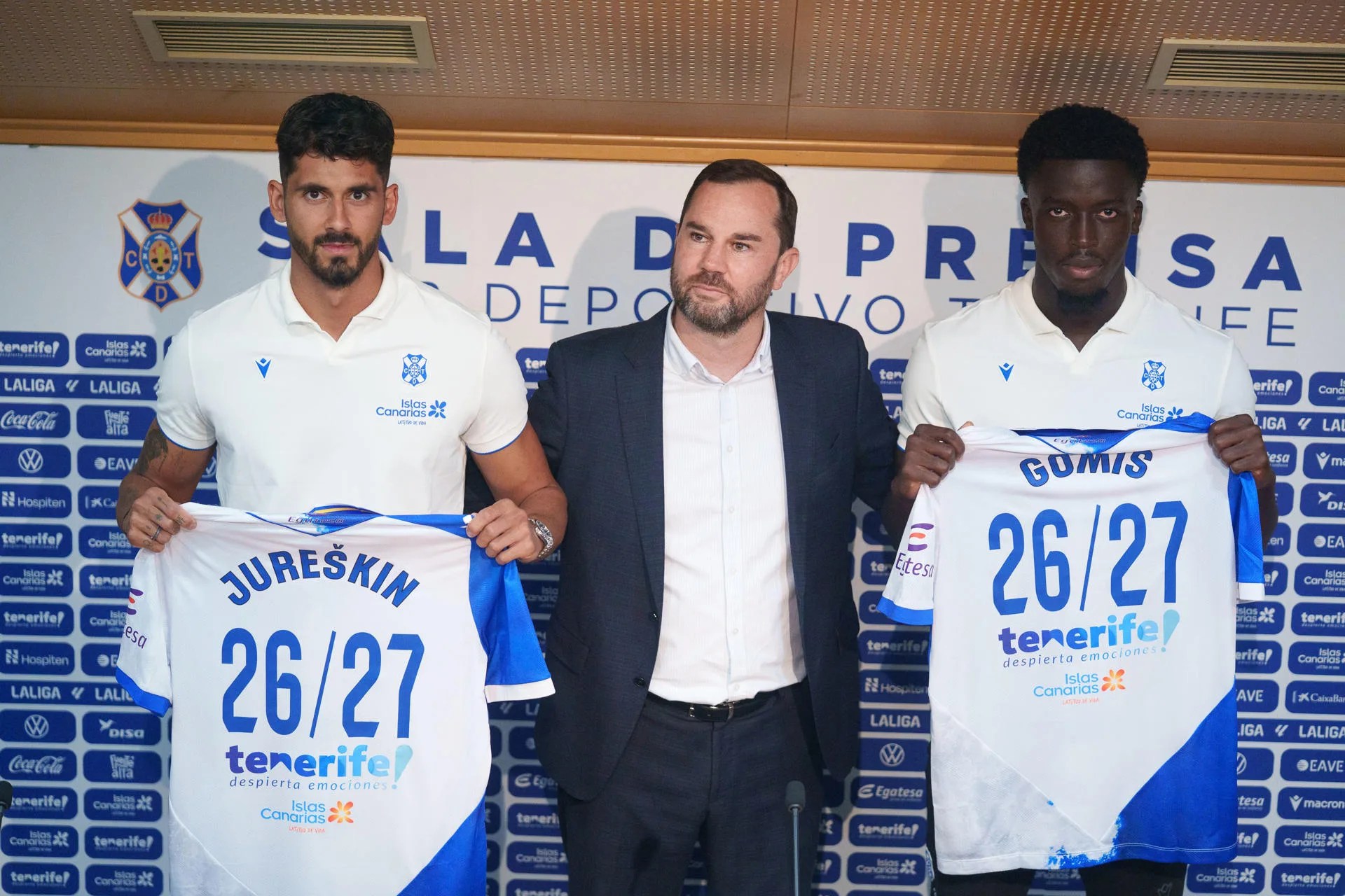 El director deportivo del CD Tenerife, Manu Guill (c), ha presentado este miércoles a sus nuevos jugadores Roko Jureskin (i) y Christian Gomis (d). EFE/Ramón de la Rocha