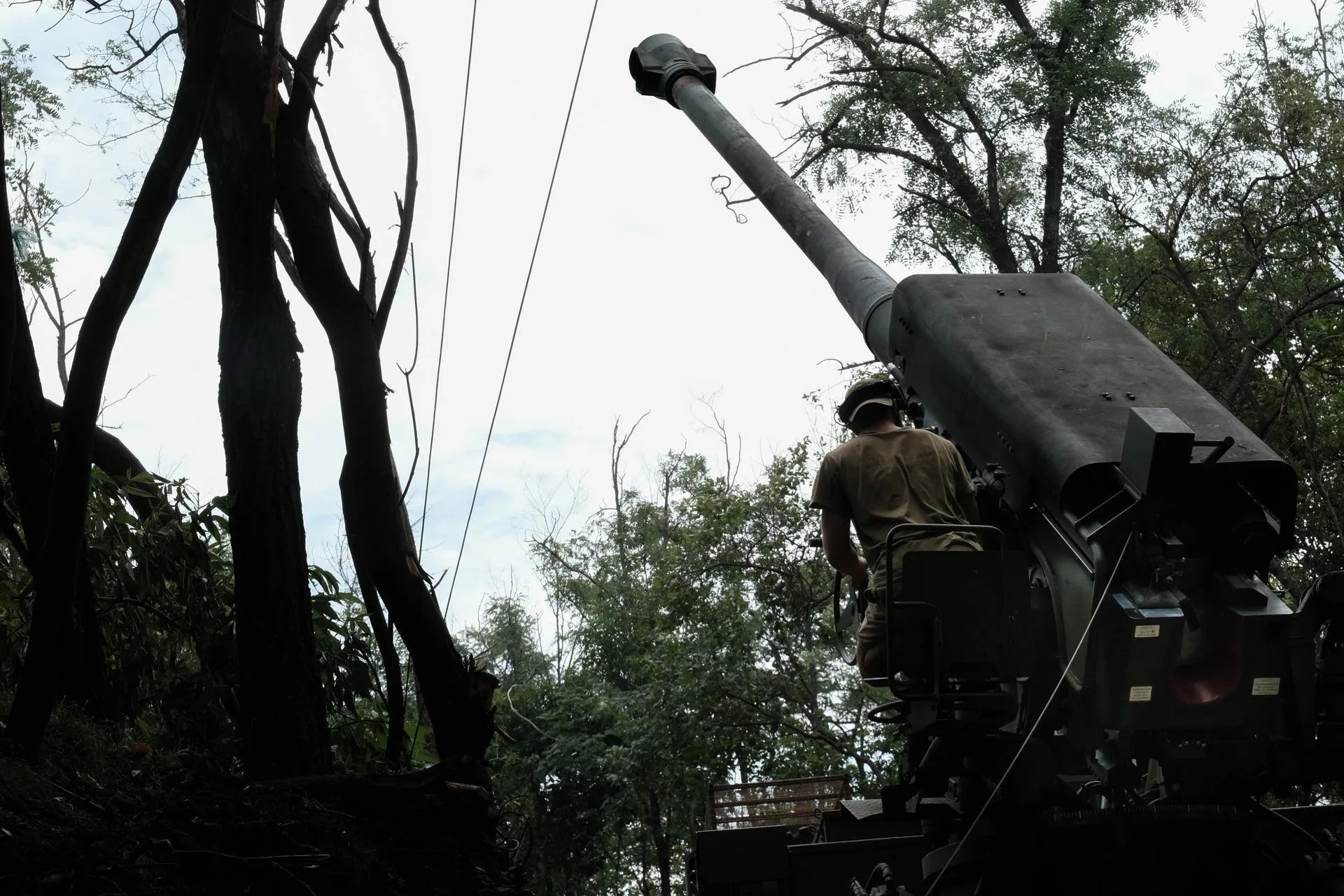 (FILE). Ukrainian soldiers operate a 2S22 Bohdana cannon at an undisclosed location on the Donetsk frontline. Jul. 23, 2026. EFE/EPA/Maria Senovilla