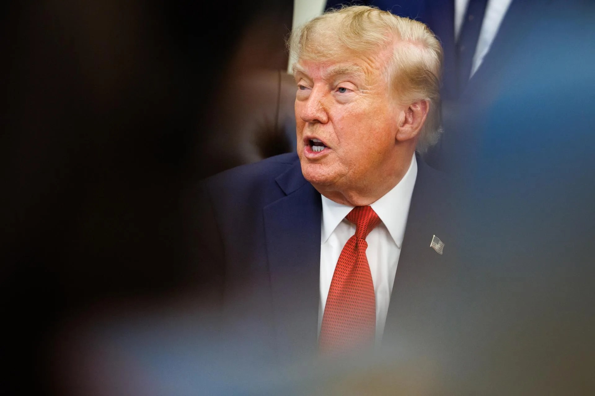 Washington (United States), 18/09/2026.- US President Donald Trump answers questions from reporters after announcing new 'most favored nation' pricing for certain drugs in the Oval Office of the White House in Washington, DC, USA, 18 September 2026. EFE/EPA/Samuel Corum / POOL
