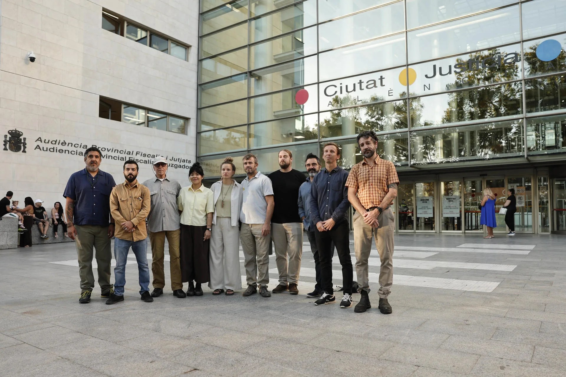 Los 11 activistas de Greenpeace antes de su entrada al juicio celebrado este miércoles en València por una protesta en el Puerto de Sagunto contra un buque cargado de gas en 2021, para los que el Ministerio Fiscal solicita cinco años de cárcel por un delito de desórdenes públicos agravados, petición que Greenpeace considera una de las mayores condenas que se han solicitado nunca por ejercer activismo ambiental. EFE/Manuel Bruque
