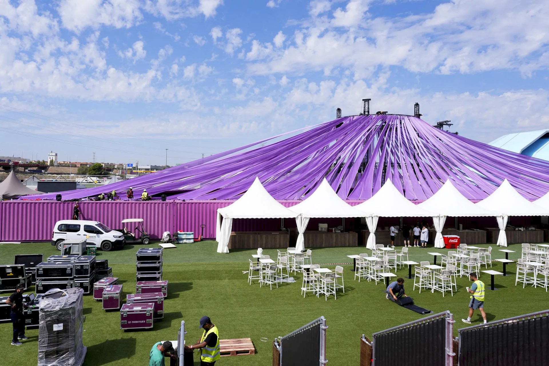 Macondo Park, la ciudad planteada por Shakira en el Ibedrola Music de Madrid para su histórica residencia en el país como final de su gira 'Las Mujeres Ya No Lloran'. EFE/ Borja Sánchez-Trillo
