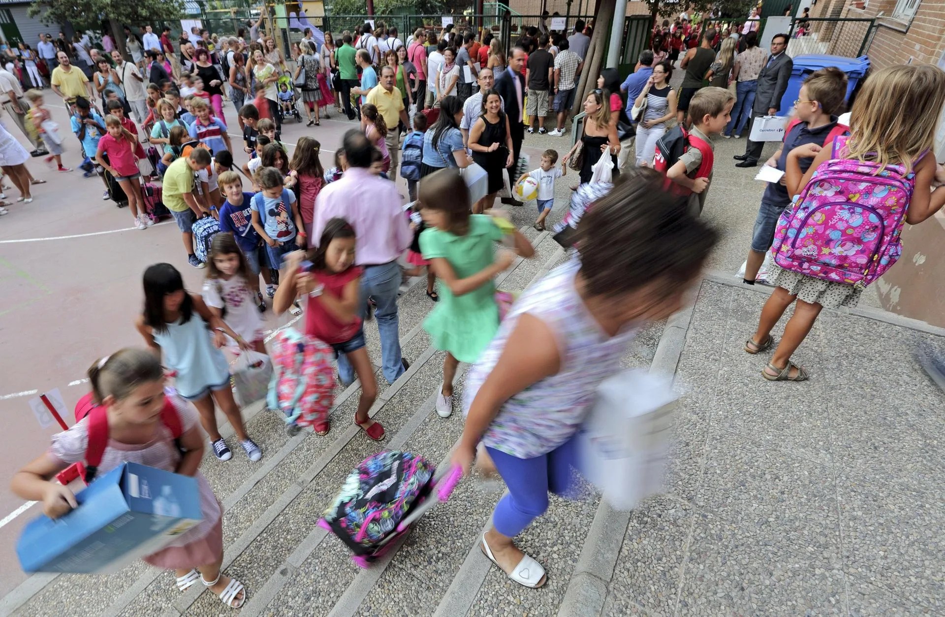 Los alumnos de un colegio público de Valencia se disponen a entrar a clase en el primer día del curso escolar. EFE/Manuel Bruque