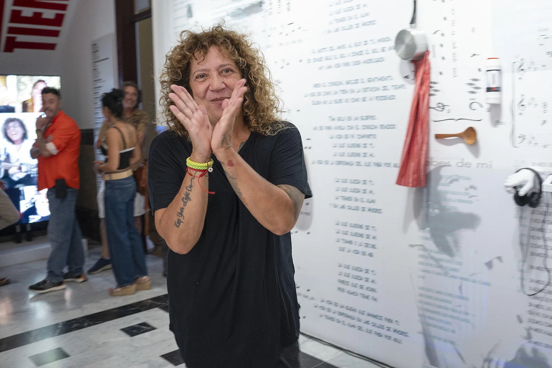 Rosa Arbelo posa en la exposición de arte que recorre su trayectoria musical. EFE/Adriel Perdomo