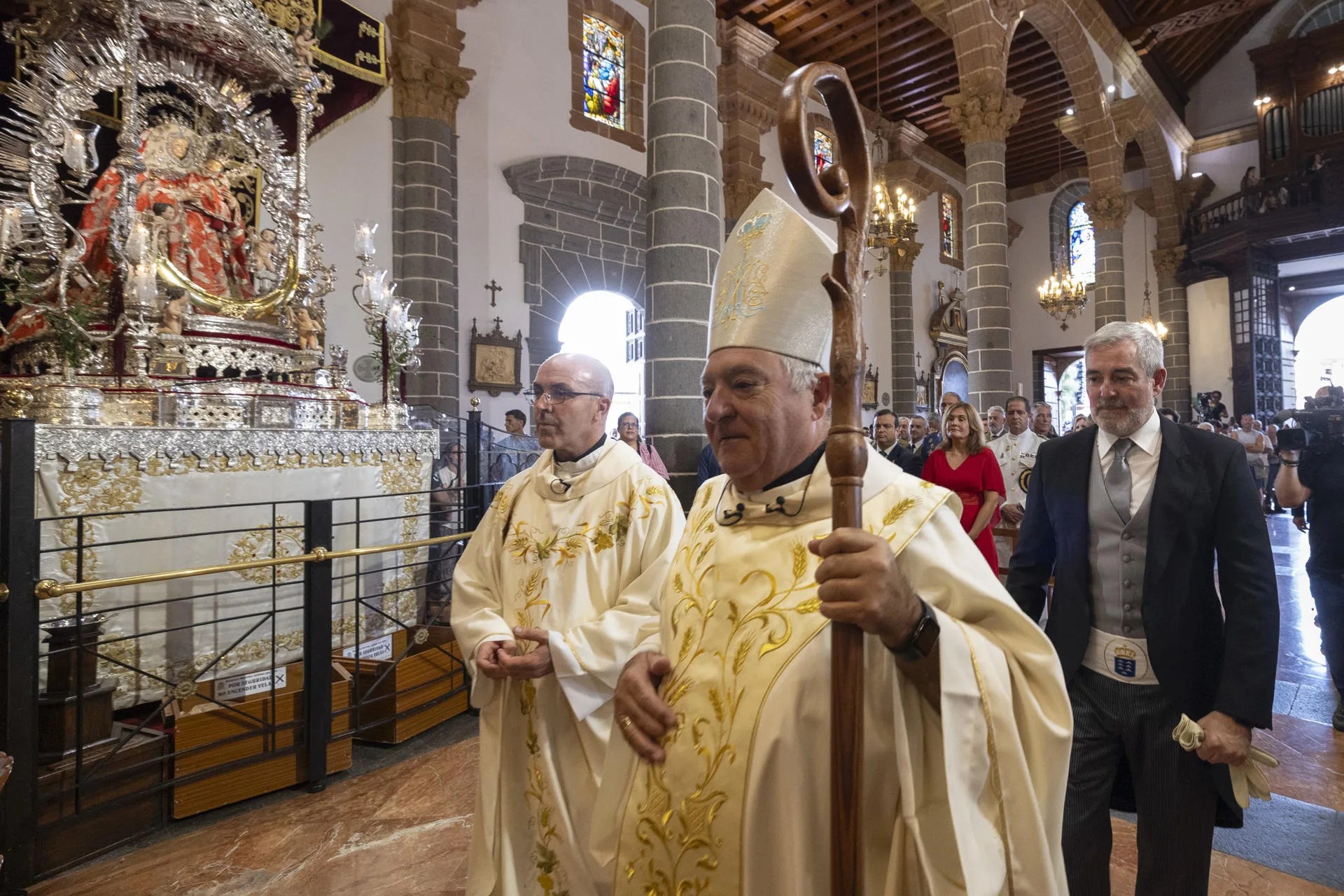 El presidente de Canarias, Fernando Clavijo (d), ha encabezado este martes en representación del rey la recepción institucional organizada con motivo de la festividad de la Virgen del Pino, patrona de Gran Canaria. A su llegada a la basílica de Teror ha sido sido recibido por el Obispo de la Diocesis de Canarias, Monseñor José Mazuelos (c). Basílica de Teror. EFE/ Quique Curbelo.