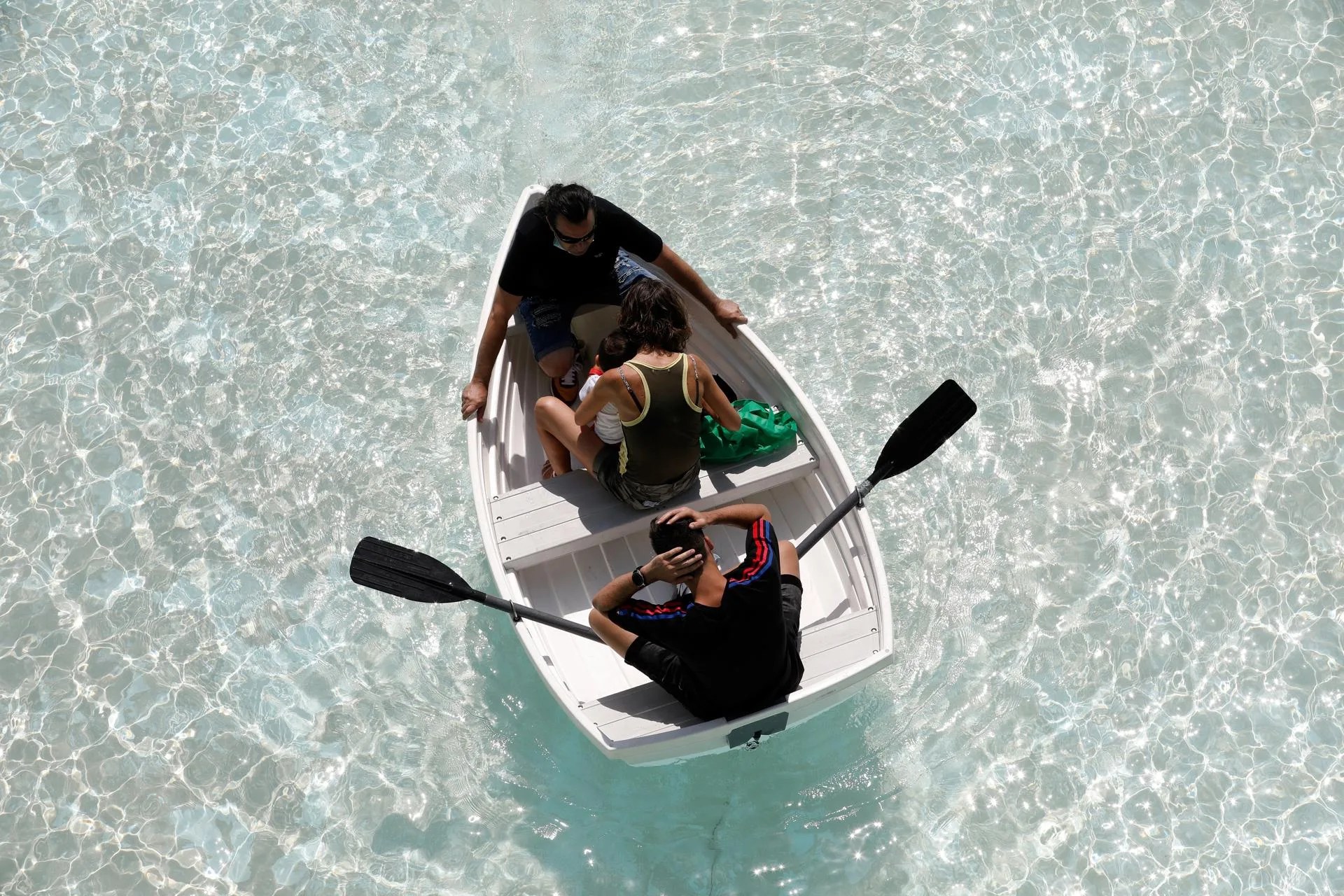 Varias personas se refrescan navegando en una barca. EFE/ Juan Carlos Cárdenas/Archivo