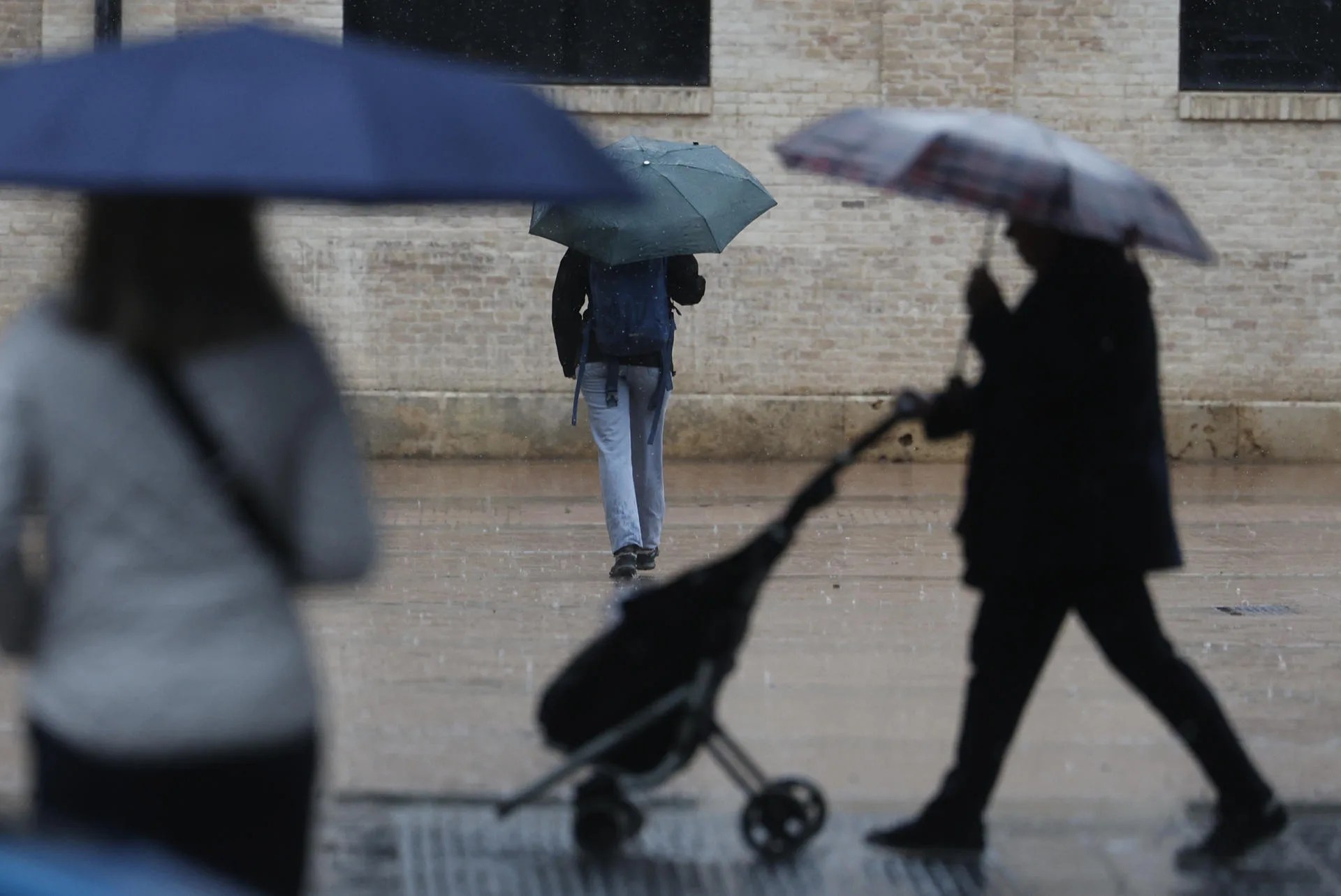 Varias personas se protegen de la lluvia en una imagen de archivo. EFE/Kai Forsterling /Archivo