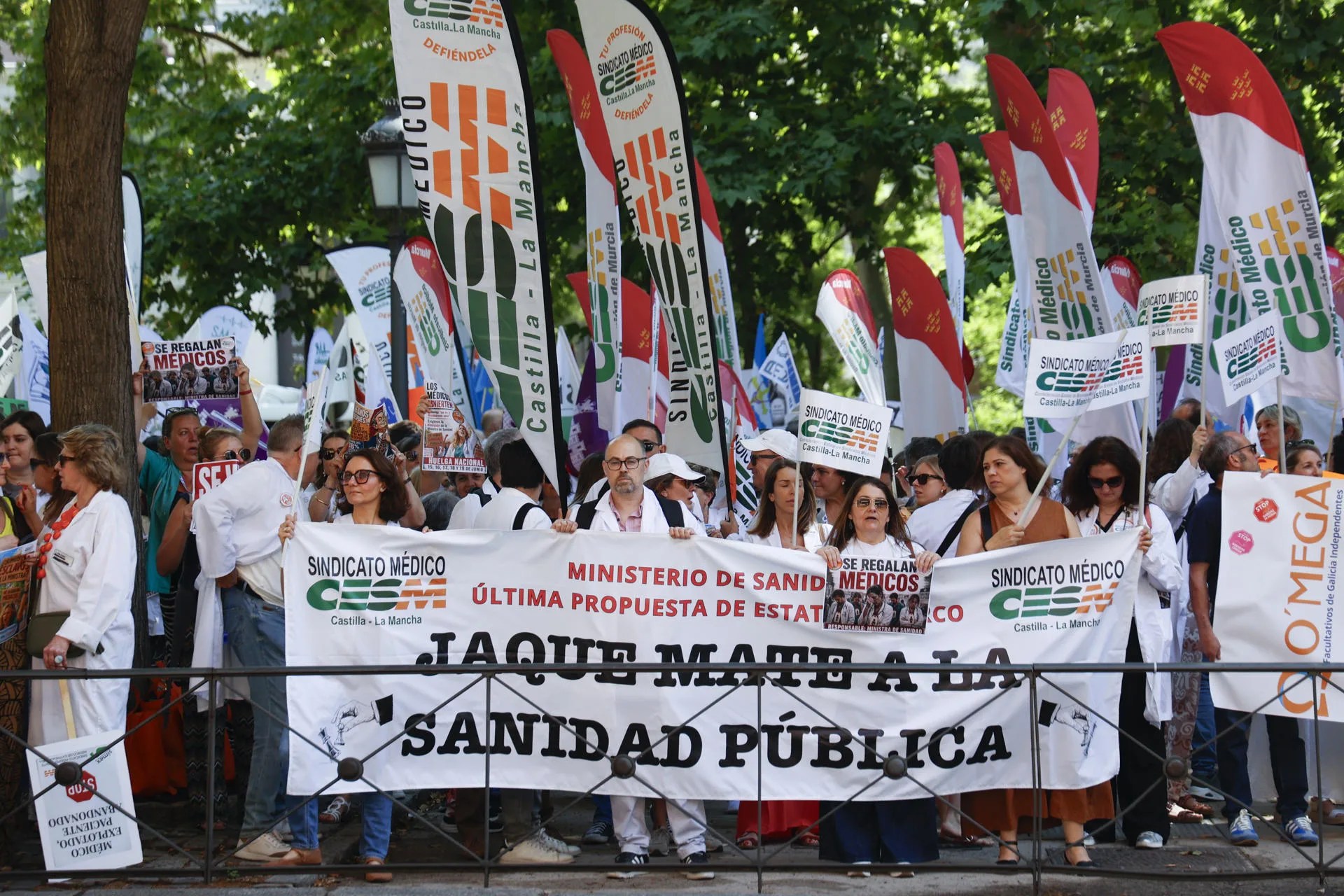 Concentración de médicos frente al Ministerio de Sanidad en una jornada de movilizaciones. EFE/ Maria Aguilella Pardo