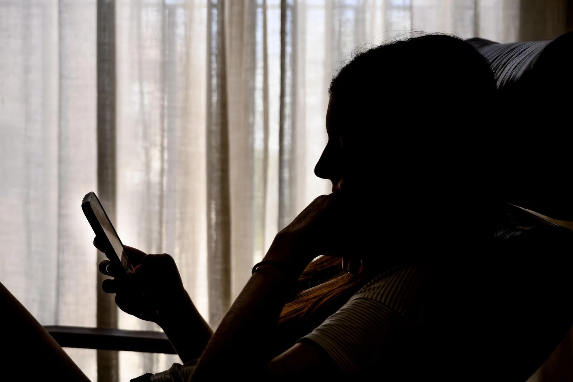 Una adolescente consulta su móvil. EFE/ Raúl Caro/Archivo