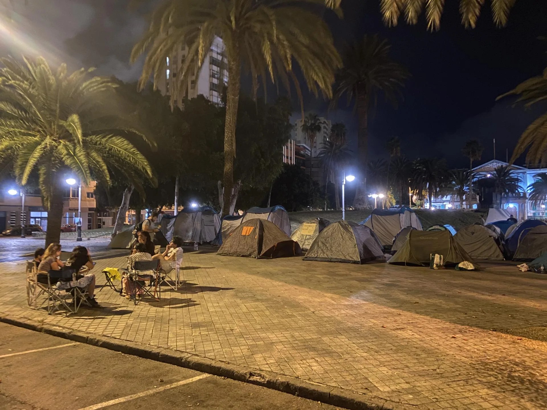 Imagen de la acampada ante la Delegación del Gobierno en Canarias, tomada sobre las 7.00 horas de este miércoles. EFE/José María Rodríguez
