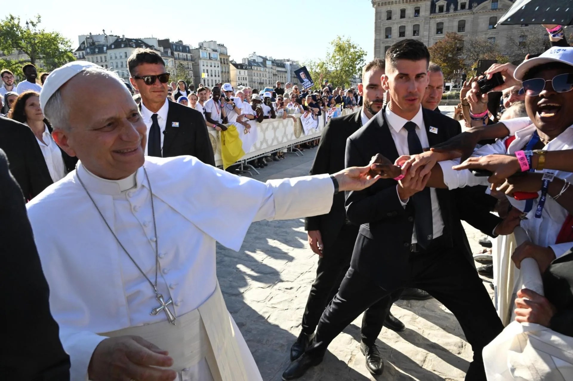Pope Leo XIV (L) greets members of the public after a visit to the UNESCO headquarters in Paris, France, Sep. 25, 2026, on the first day of his apostolic journey to the country. Pope Leo XIV is on a visit to France from 25 to 28 September. (Papa, Francia) EFE/EPA/MAURIZIO BRAMBATTI