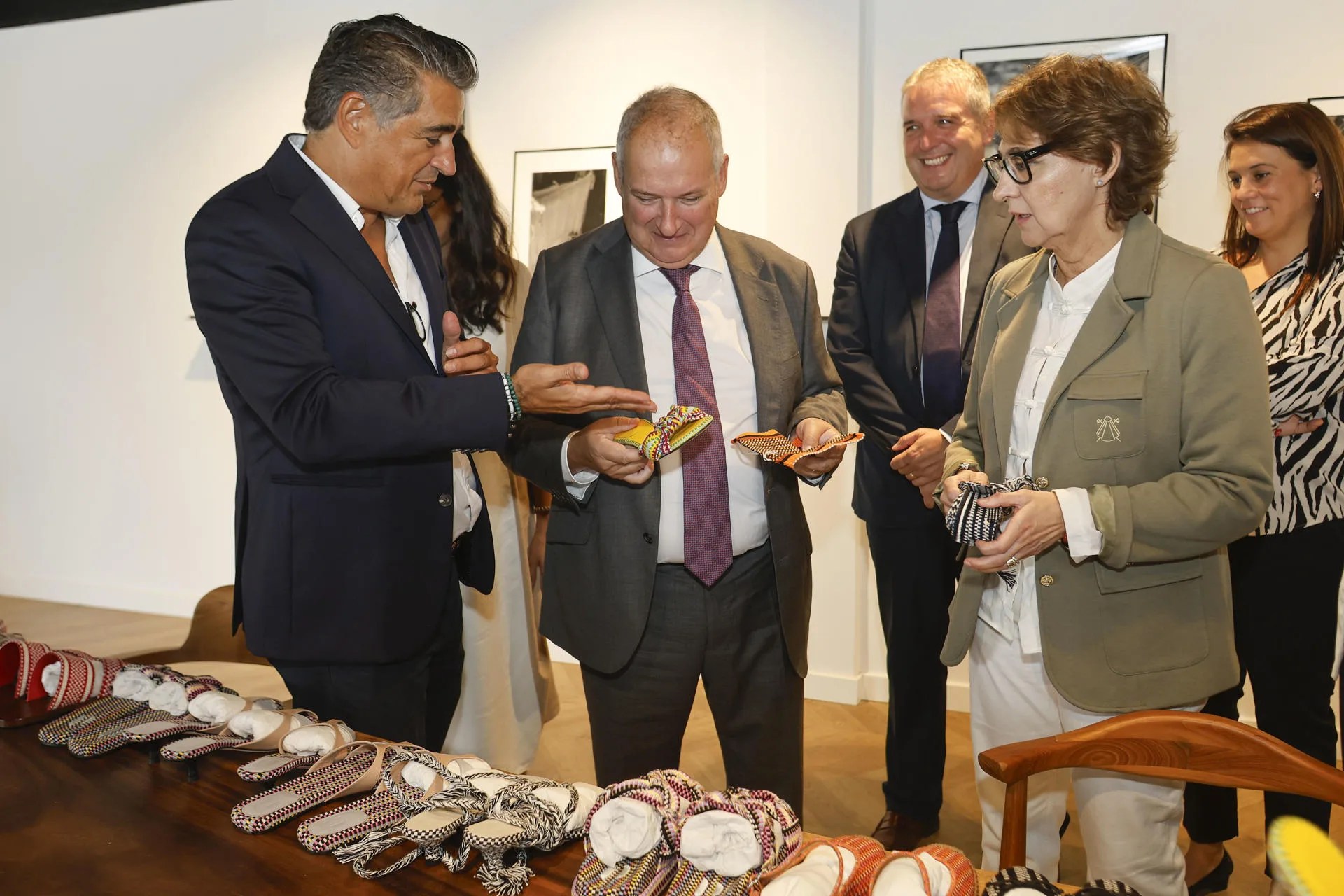 ELDA (ALICANTE), 17/09/2026.- El ministro de Industria y Turismo, Jordi Hereu, visita la fábrica de calzado Studio Illana de Elda (Alicante) este jueves. EFE/ Morell