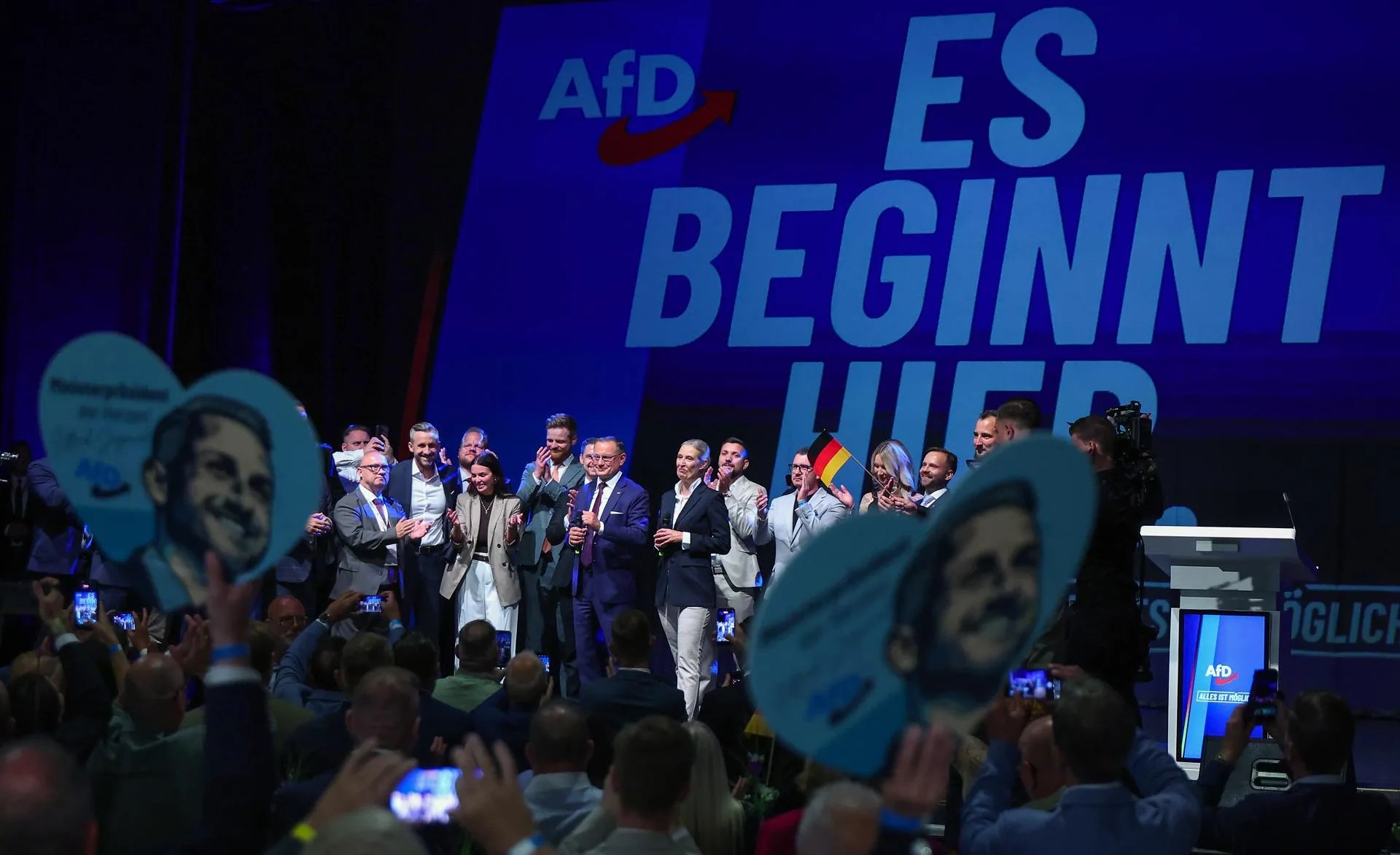 Magdeburg (Germany), 06/09/2026.- Top candidate Ulrich Siegmund (2L) and his wife Julia Siegmund (3L) pose during a far-right Alternative for Germany (AfD) election party following Saxony-Anhalt state election, in Magdeburg, Germany, 06 September 2026. EFE/EPA/FILIP SINGER