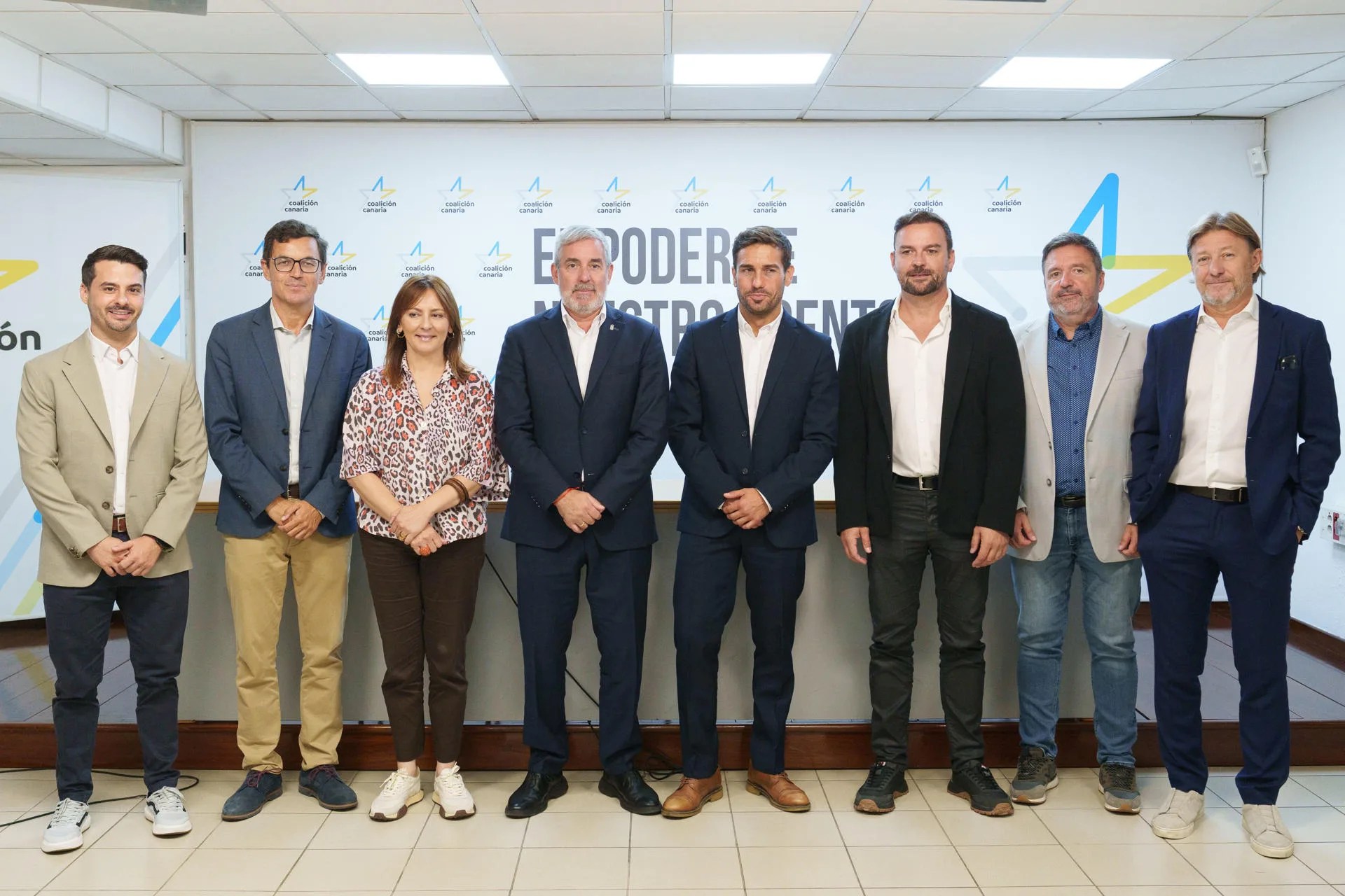 El secretario general de Coalición Canaria y presidente de Canarias, Fernando Clavijo (4i); su secretario de Organización, David Toledo (i); los líderes del partido en Gran Canaria, Pablo Rodríguez (2i), y La Palma, Nieves Lady Barreto (3i); han reunido con dirigentes de Coalició per Mallorca como Tolo Gili (2d), de El Pi; Pere Sánchez (4d), de Coalició per Mallorca y Joan Lladó (3d), de Som Mallorca; para abordar desafíos que comparten los dos archipiélagos. EFE/Ramón de la Rocha