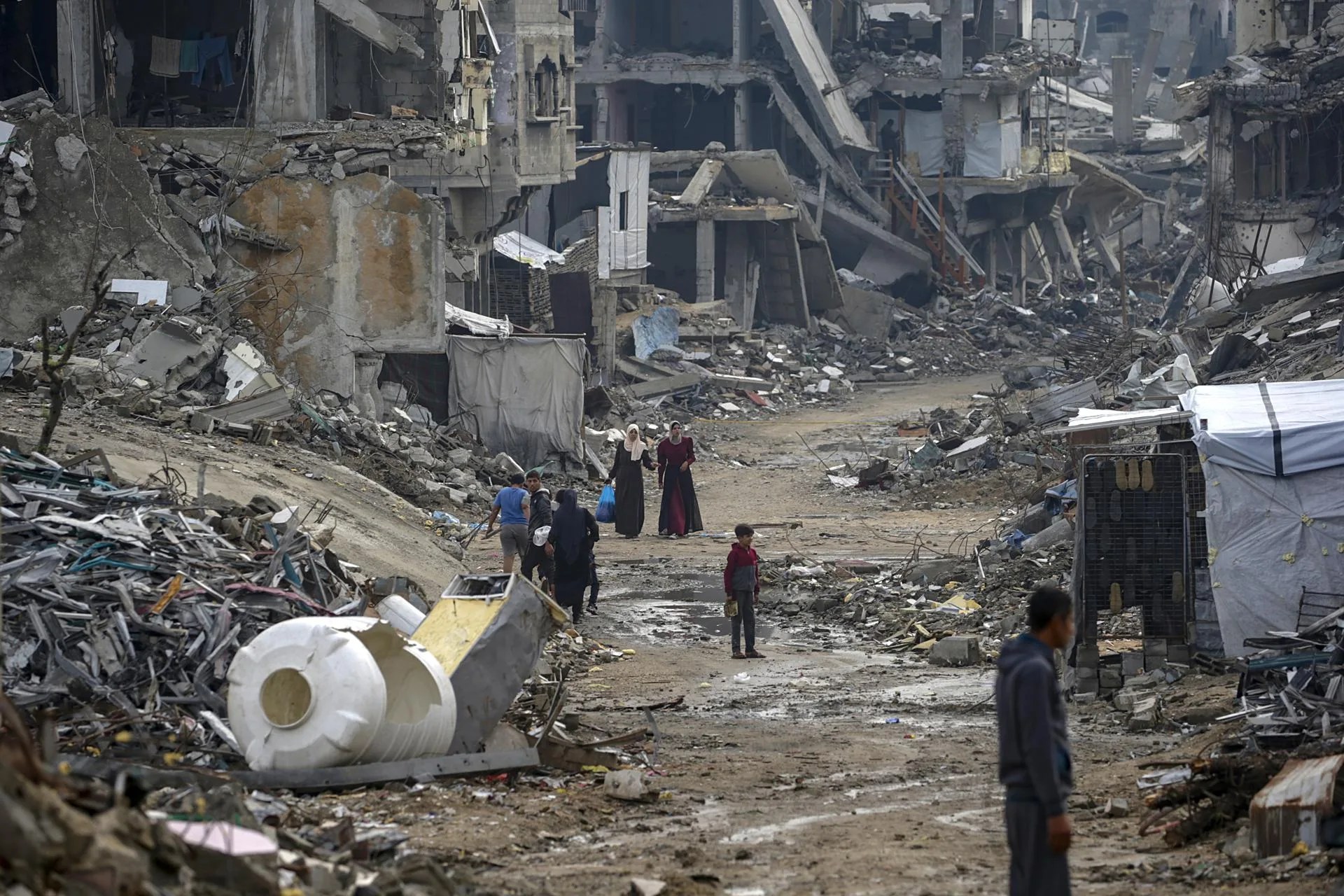 (FILE) Palestinians walk through a street filled with debris in Sheikh Radwan neighbourhood, northern Gaza City, Gaza Strip, 14 November 2025. EFE/EPA/MOHAMMED SABER