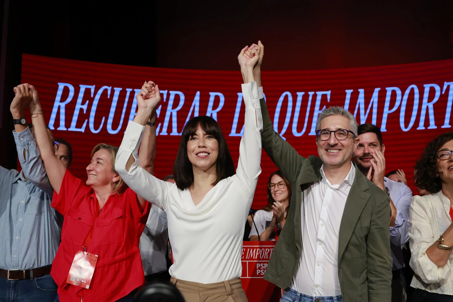 La secretaria general del PSPV-PSOE, la ministra Diana Morant (c), junto al ministro de Hacienda, Arcadi España (d), durante la clausura la conferencia política de los socialistas valencianos "Recuperar lo que importa". EFE/Pablo Miranzo