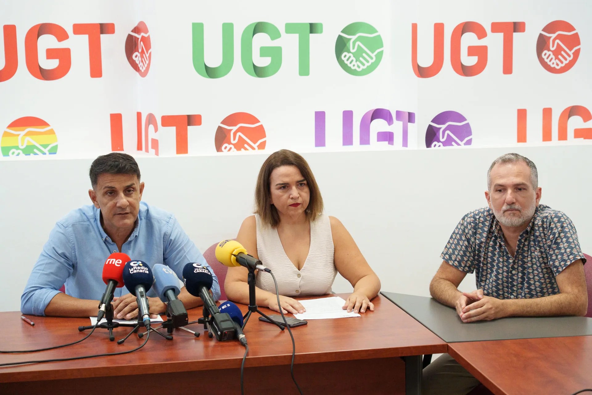 Francisco Bautista Yanes (i), secretario general de UGT SP Canarias; Dácil García Rosado (c), responsable del Sindicato Médico de UGT Canarias y Carlos Marichal Hernández (d), secretario del Sector Salud de UGT Canarias, ofrecieron una rueda de prensa este jueves para informar sobre la desconvocatoria de la huelga de médicos y facultativos del Servicio Canario de la Salud (SCS), los avances alcanzados en la negociación y los próximos pasos. EFE/Ramón de la Rocha 
EFE/Ramón de la Rocha