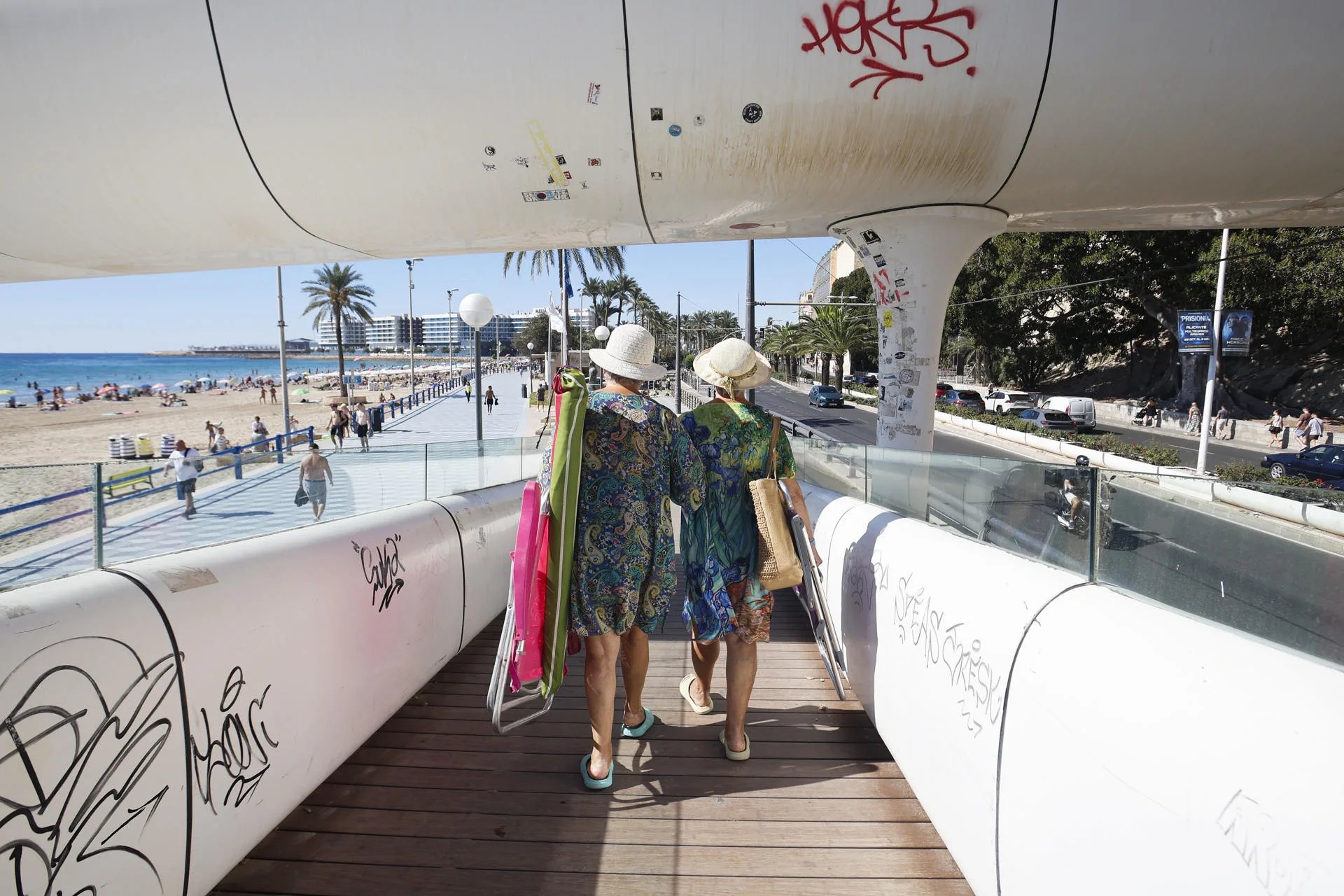 Varias personas disfrutan en la playa de El Postiguet, de las altas temperaturas registradas este martes en Alicante. EFE/Morell
