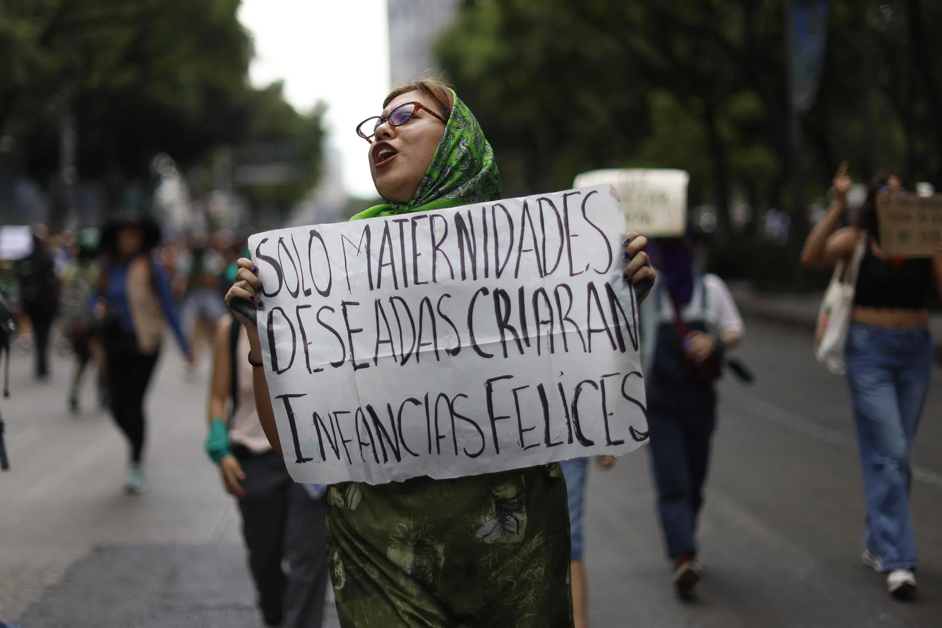 MEXICO CITY (Mexico), 29/09/2026.- A woman holds a sign that reads 'Only wanted pregnancies will raise happy childhoods' ('Solo maternidades deseadas criaran infancias felices') during a demonstration marking the Global Day of Action for Access to Legal and Safe Abortion in Mexico City, Mexico, 28 September 2026. EFE/EPA/SASHENKA GUTIERREZ