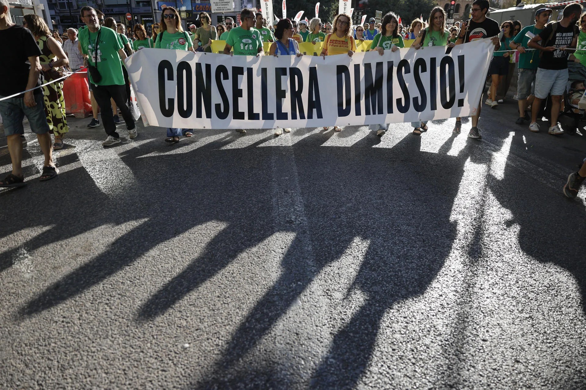 Docentes, familias y entidades cívicas valencianas vuelven a salir a la calle este sábado en la manifestación convocada por la Plataforma per l'Ensenyament Públic, este sábado en Valencia. EFE/Kai Forsterling
