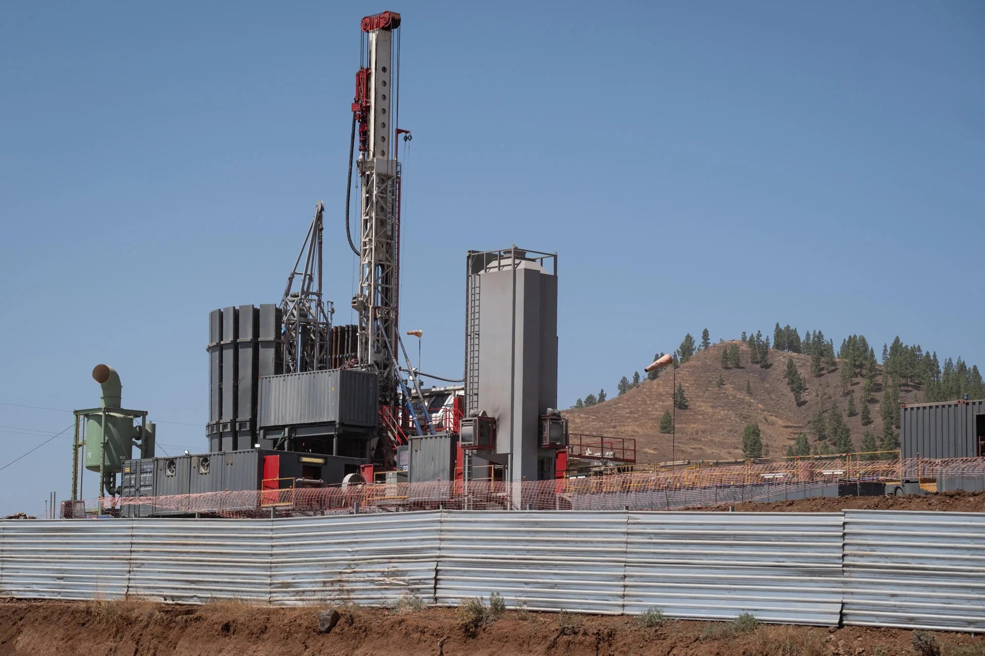 El sondeo que desarrolla el consorcio público-privado Energía Geotérmica de Tenerife, el primero que se desarrolla en España de estas características y que ha alcanzado los 3.000 metros de profundidad, ha llevado al optimismo sobre la posibilidad de explotar en el archipiélago una fuente de energía limpia, potencialmente inagotable y que consumiría muy poco suelo. En la imagen la infraestructura ubicada en el municipio tinerfeño de  Vilaflor. EFE/Alberto Valdés