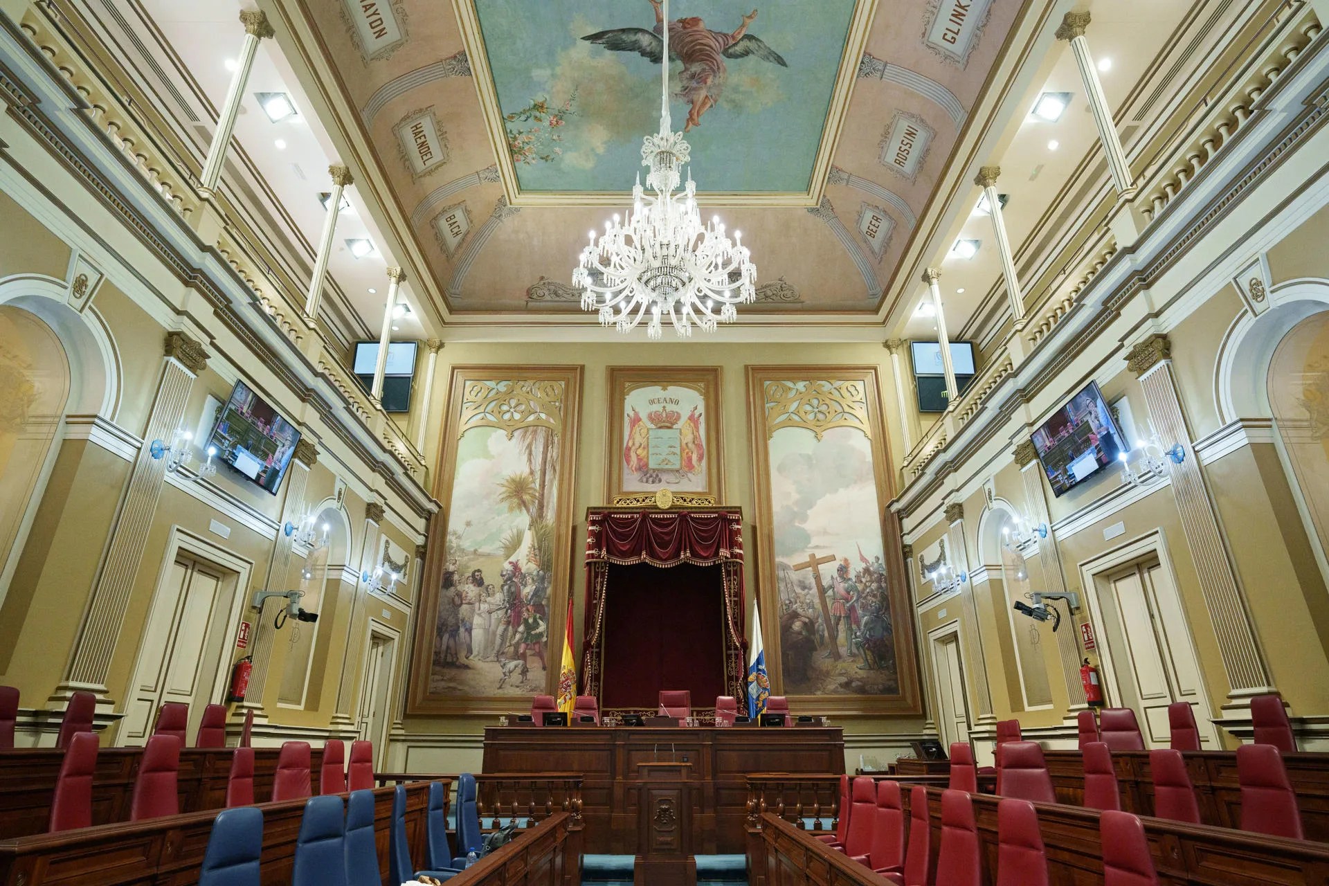 La presidenta del Parlamento de Canarias, Astrid Pérez, ha presentado este miércoles el óleo del salón de plenos con el escudo provincial, atribuido al pintor palmero Manuel González Méndez y datado inicialmente en 1906, que ha permanecido oculto durante más de cuatro décadas bajo distintas capas de pintura decorativa.EFE/Ramón de la Rocha