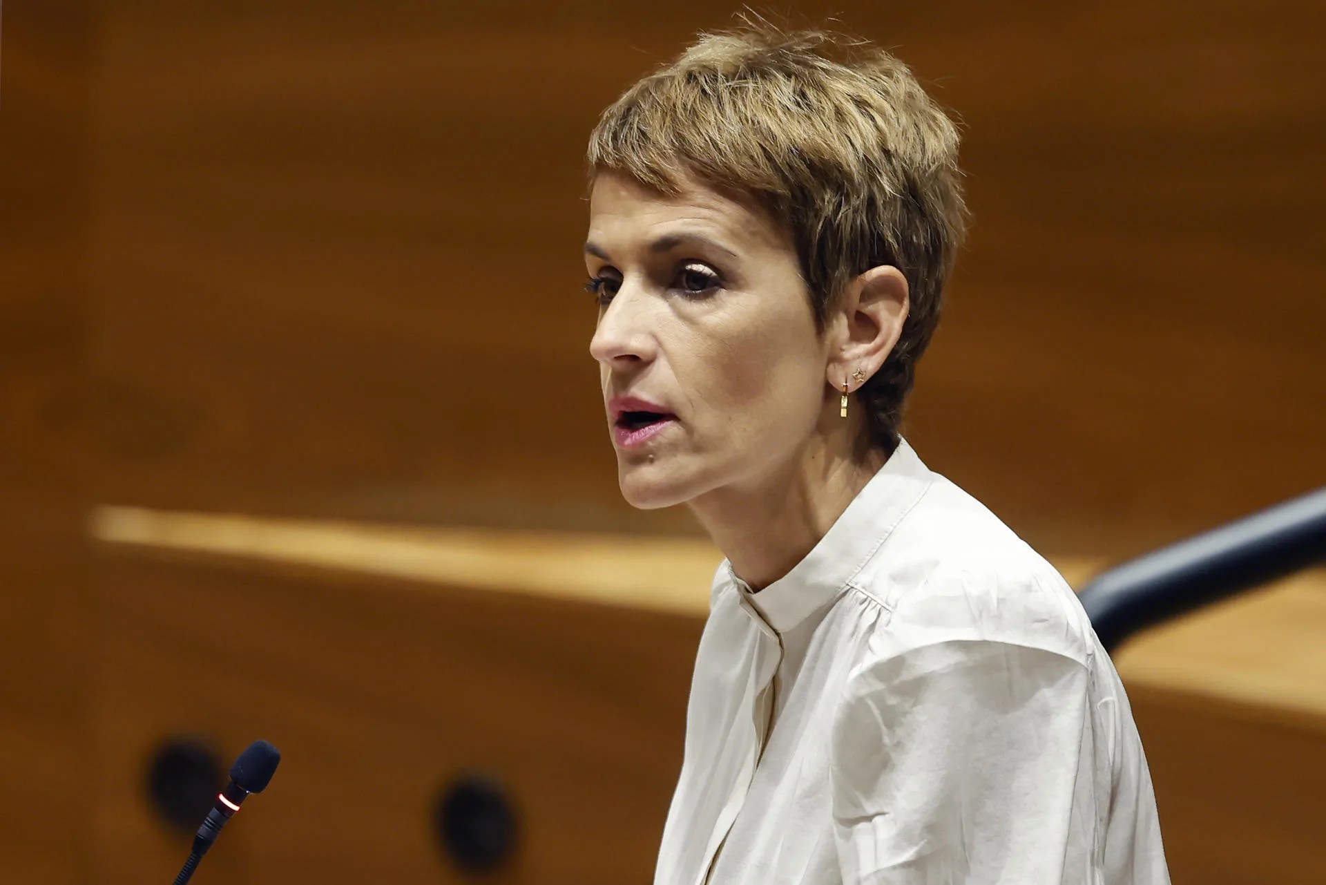 La presidenta del Gobierno de Navarra, María Chivite, ha anunciado este jueves que la Comunidad foral acogerá a cinco niñas migrantes llegadas a Ceuta, mientras ha criticado la acción del Gobierno central en las primeras horas de la llegada de migrantes porque "debió ser más ágil". Chivite ha respondido así a las preguntas de máxima actualidad del primer pleno de control al Ejecutivo del nuevo curso político que se celebra este jueves en el Parlamento foral, donde Ceuta ha centrado las primeras preguntas de los grupos EH Bildu y UPN. EFE/ Jesús Diges