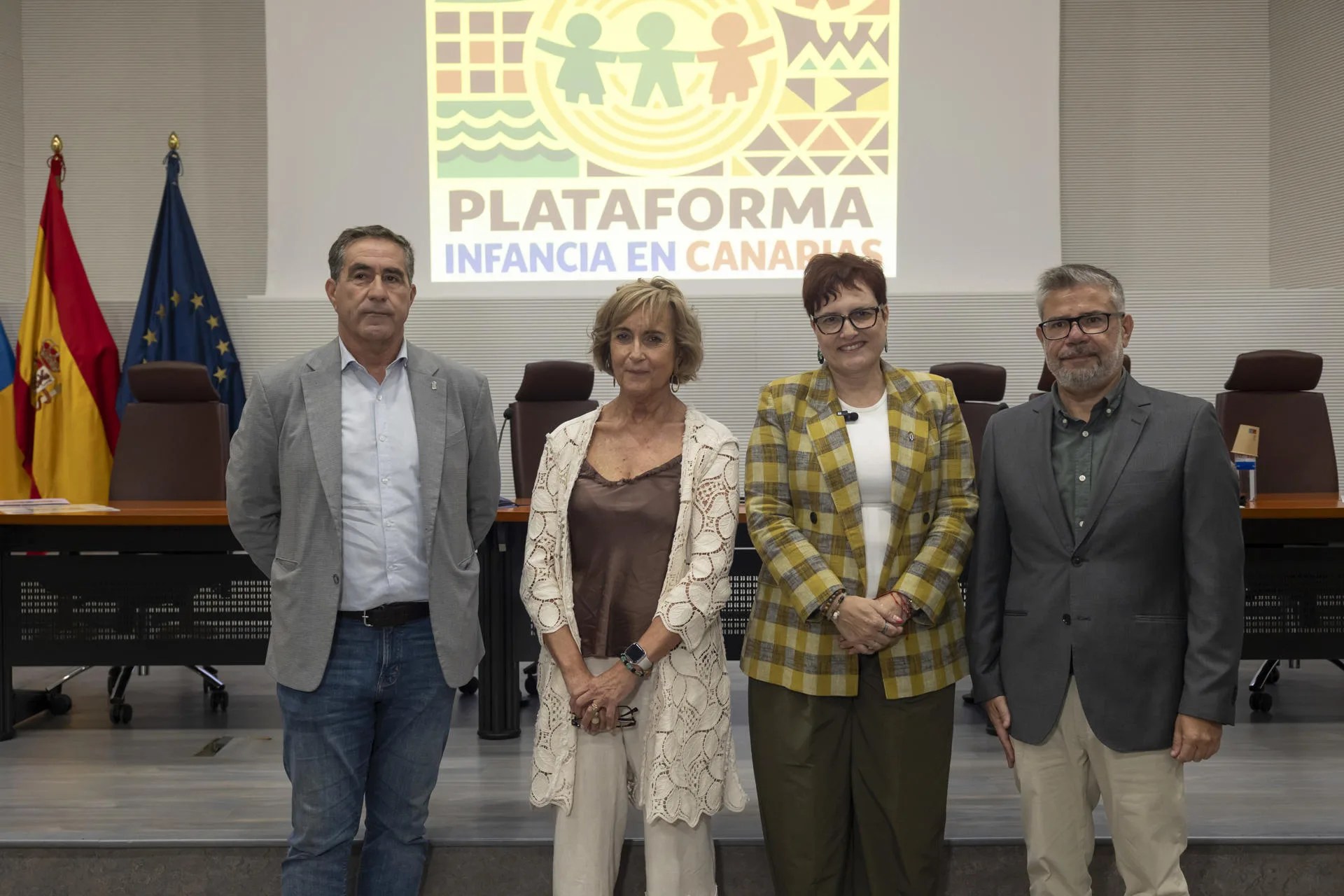 La consejera de Bienestar Social de la comunidad autónoma, Candelaria Delgado (2d); el viceconsejero, Francisco Candil (i); el presidente de la Plataforma de Infancia de Canarias, Jesús Trujillo (d); y la presidenta de la Plataforma de Infancia estatal y miembro de la Plataforma de Infancia de Galicia, Adela Piñeiro (2i), presentan la Plataforma de Infancia de Canarias. EFE/Quique Curbelo.