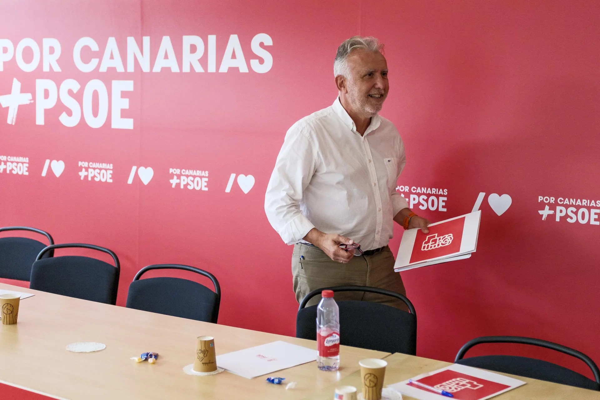 El ministro de Política Territorial, Ángel Víctor Torres, al término de la Ejecutiva Regional del PSOE de Canarias. EFE/Ángel Medina G.