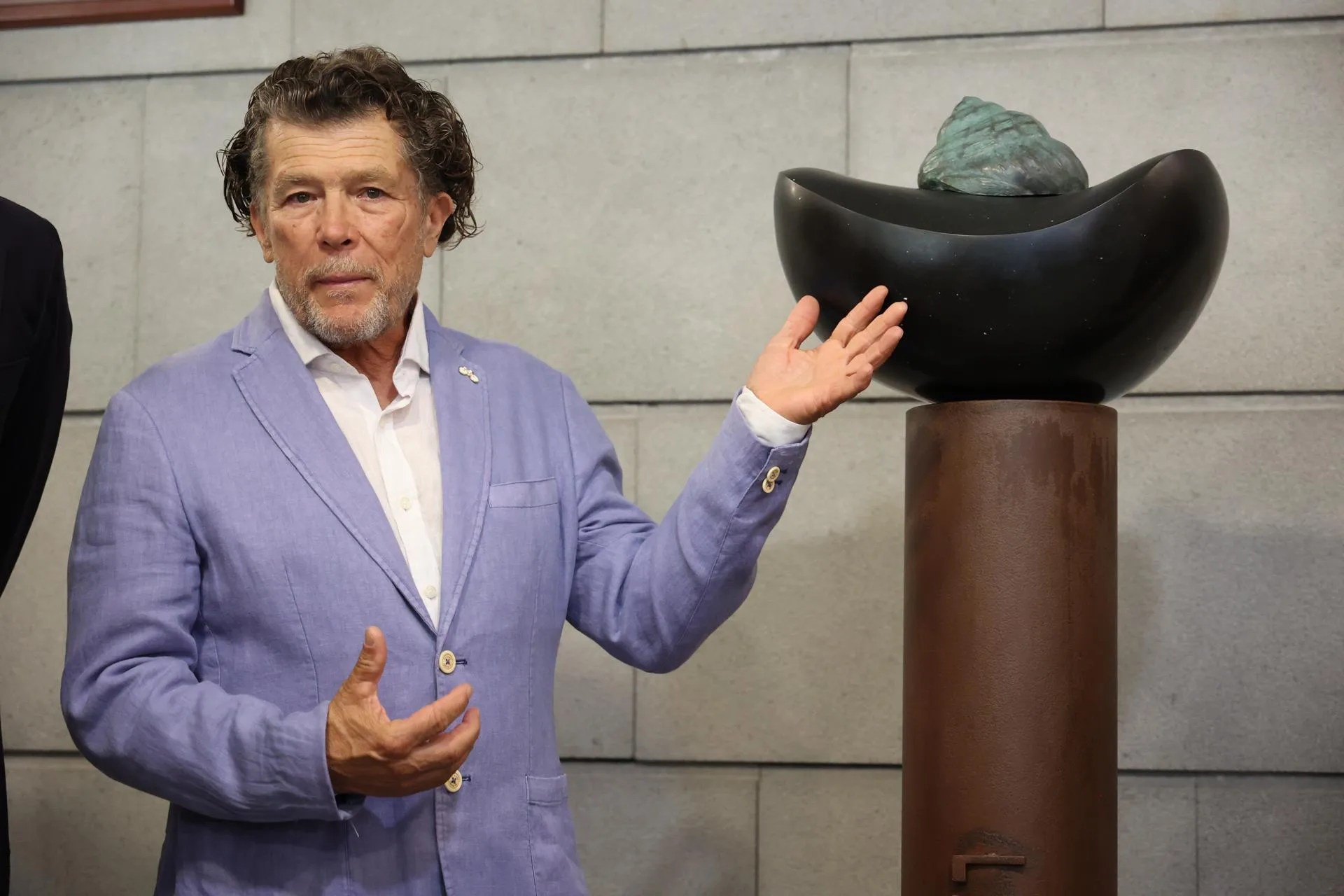 El escultor Paco Curbelo durante la presentación de la nueva pieza que el artista ha realizado en representación de La Graciosa y con la que se completa la presencia de las ocho islas del archipiélago en la sede institucional. EFE/Ramón de la Rocha
