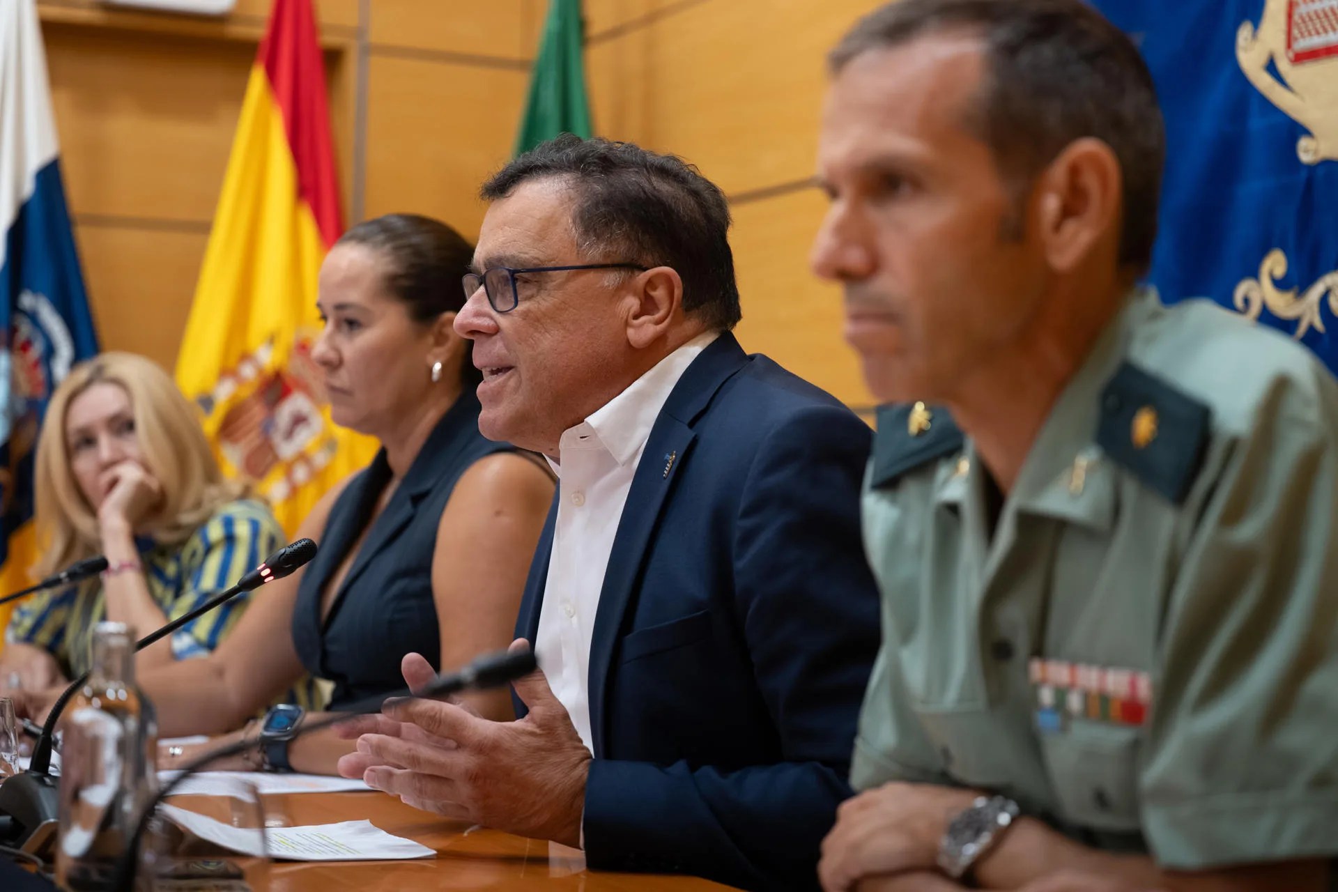 El consejero de Política Territorial del Gobierno canario, Manuel Miranda; la presidenta del Cabildo de Fuerteventura, Lola García; y la directora de la Agencia Canaria de Protección Territorial, Maria Monserrat Ortega. EFE/Carlos de Saá
