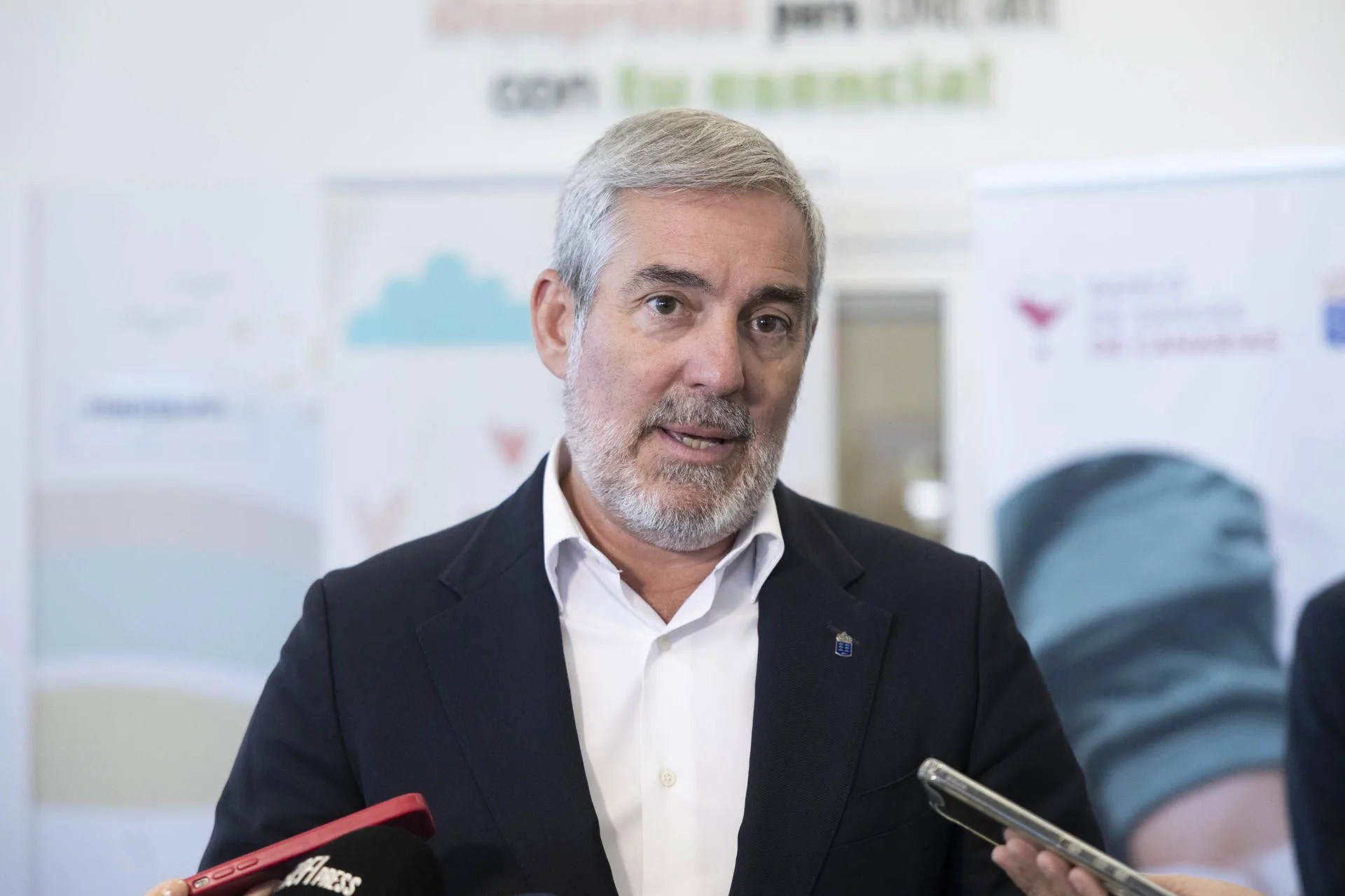 GRAFCAN7574. LA LAGUNA (TENERIFE), 01/09/2026.- El presidente de Canarias, Fernando Clavijo, ha proclamado este martes que tanto el vicepresidente y líder del PP canario, Manuel Domínguez, como "todos los compañeros" del ejecutivo regional "estamos de acuerdo" con el nuevo sistema de financiación. En declaraciones a los medios, Clavijo ha recalcado que Canarias votará a favor de ese nuevo modelo porque "hace justicia con Canarias" y porque "por primera vez en la historia es capaz de separar los recursos del REF de la financiación autonómica. Hay muchos más cosas positivas pero esa es determinante". EFE/ Miguel Barreto