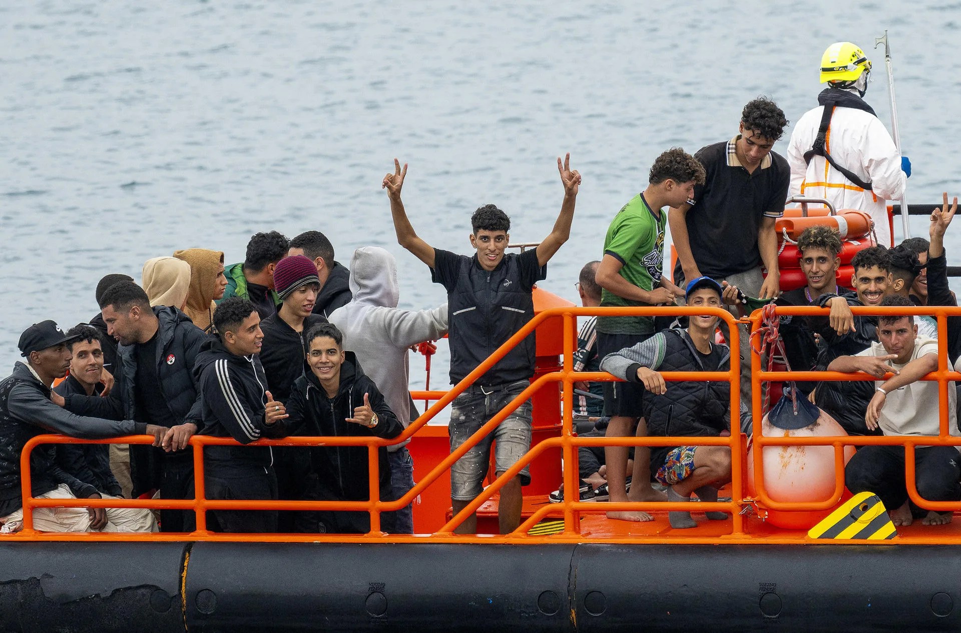 Los ocupantes de la patera rescatada este domingo al nordeste de Lanzarote, a su llegada a Arrecife. EFE/Adriel Perdomo