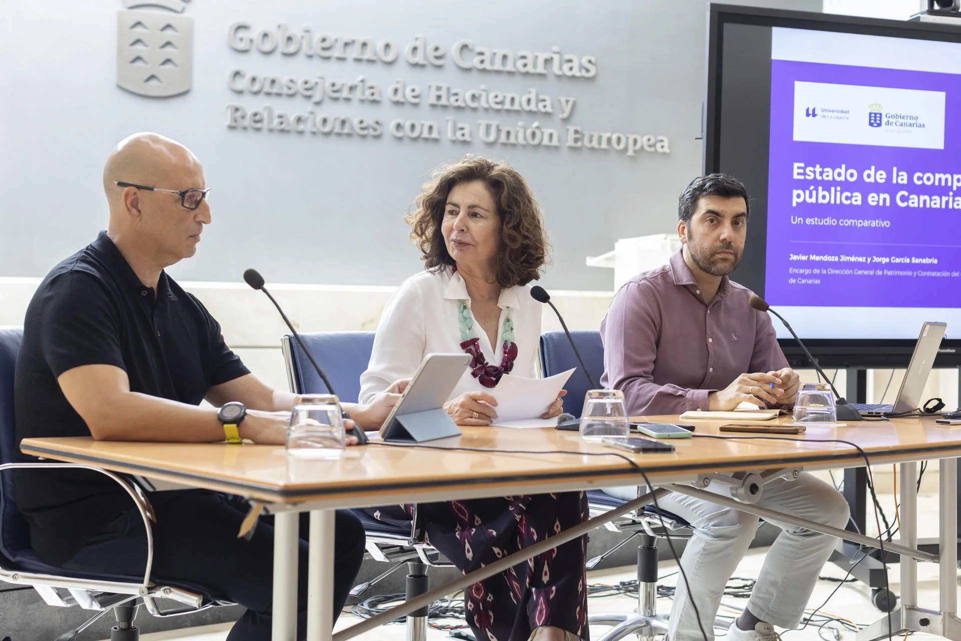 La consejera de Hacienda del Gobierno de Canarias, Matilde Asián (c); el director general de Patrimonio, Juan Domingo Cabrera (i); y el profesor de la Universidad de La Laguna Javier Mendoza (d). EFE/Quique Curbelo.