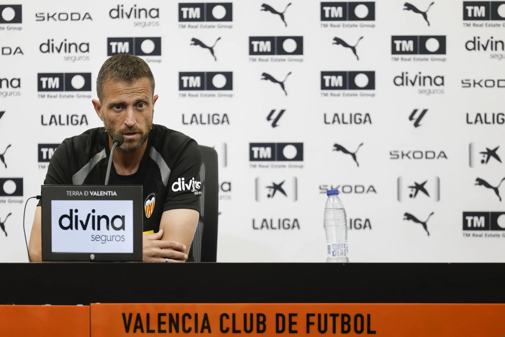 Óscar Sánchez, técnico del Valencia Mestalla, quien se hace cargo de manera provisional del trabajo del primer equipo tras la destitución de Carlos Corberán como entrenador y de Ron Gourlay como director ejecutivo de Fútbol, durante su comparecencia ante los medios de comunicación en la previa del partido correspondiente a la Jornada 6 frente al Deportivo Alavés este lunes en la Ciutat Esportiva de Paterna (Valencia). EFE/Kai Försterling
