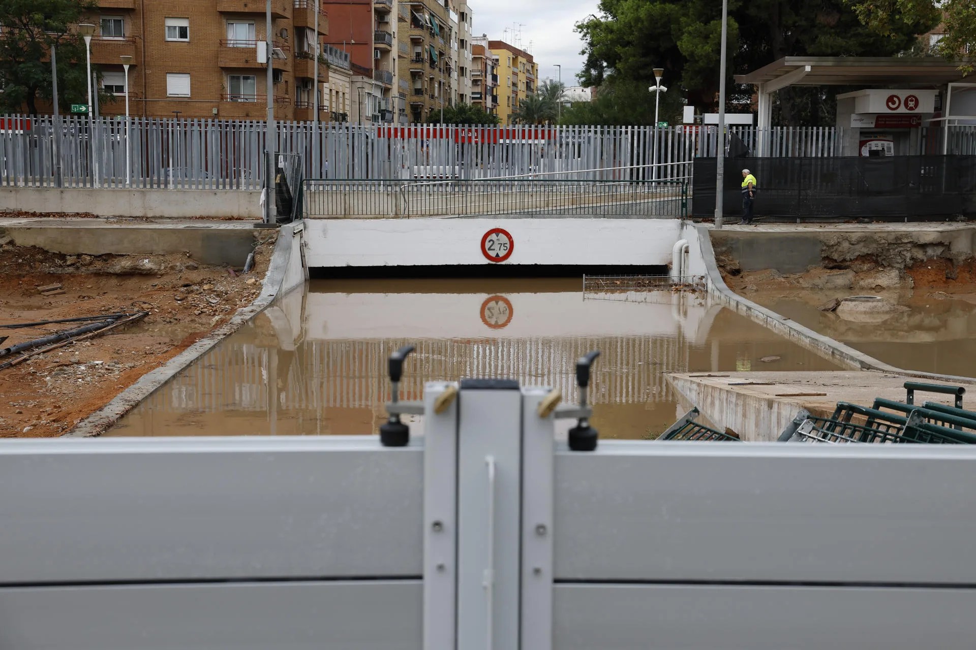 VALENCIA, 17/09/2026.- Paso inferior inundado en Aldaia, Valencia, este jueves. El municipio valenciano de Aldaia ha podido testar la pasada madrugada la efectivad de las obras de evacuación de aguas pluviales realizadas tras la dana de 2024, gracias a las cuales se ha conseguido reducir el caudal del barranco de La Saleta a su paso por el centro de la localidad. EFE/Ana Escobar