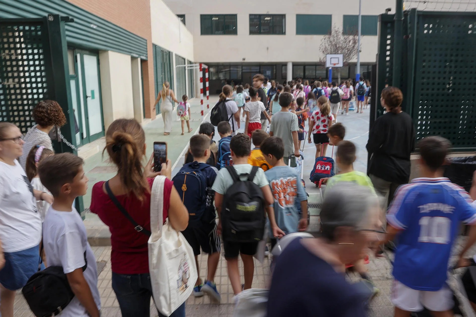 Varios niños acceden a las instalaciones de su colegio en València. EFE/Manuel Bruque