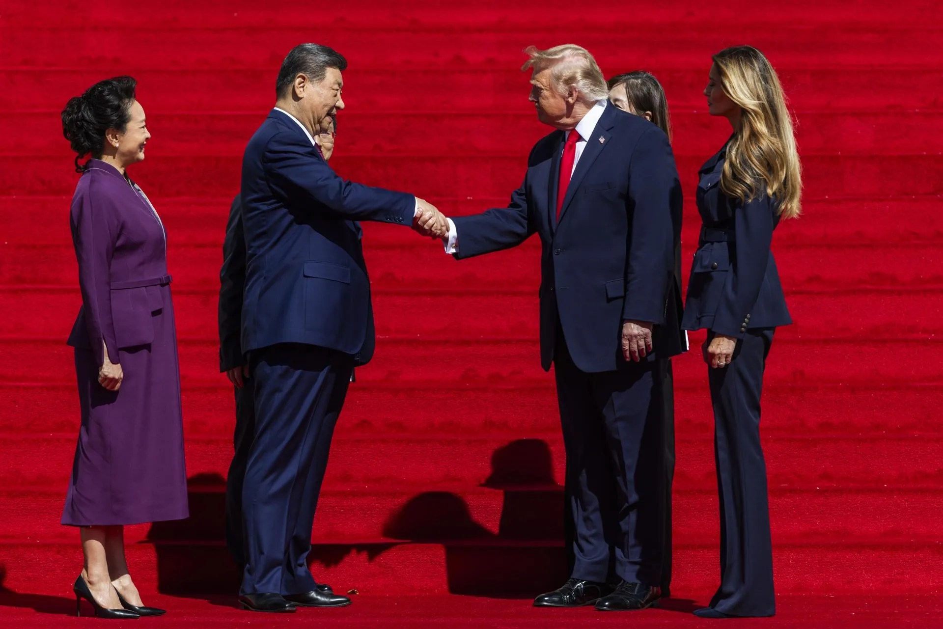 US President Donald Trump (C-R) shakes hands with Chinese President Xi Jinping (C-L) as US First Lady Melania Trump (R) and First Lady of China Peng Liyuan (L) look on outside the National Archives in Washington, DC, USA, 25 September 2026. EFE-EPA/JIM LO SCALZO / POOL
