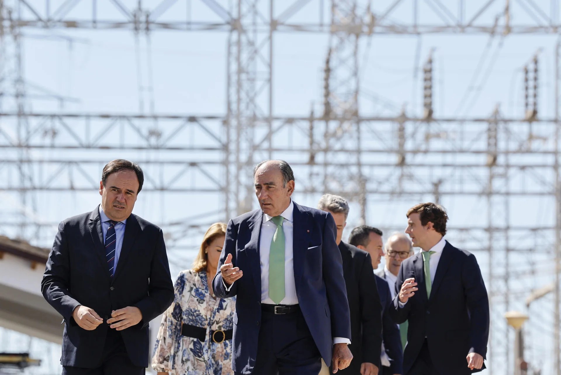 El president de la Generalitat, Juanfran Pérez Llorca (i), y el presidente de Iberdrola, Ignacio Galán (c), participan en el acto de culminación del Plan il.lumina. EFE/Ana Escobar
