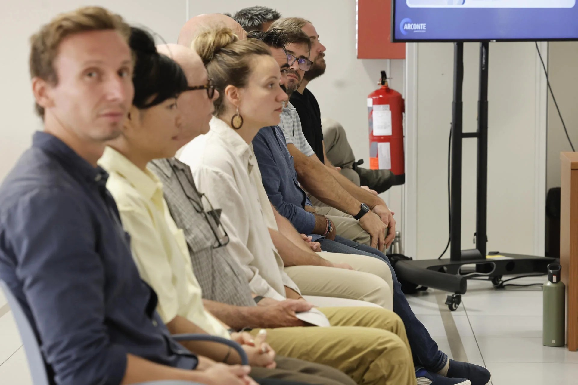 Los 11 activistas de Greenpeace durante el juicio celebrado este miércoles en València por una protesta en el Puerto de Sagunto contra un buque cargado de gas en 2021, para los que el Ministerio Fiscal solicita cinco años de cárcel por un delito de desórdenes públicos agravados, petición que Greenpeace considera una de las mayores condenas que se han solicitado nunca por ejercer activismo ambiental. EFE/Manuel Bruque
