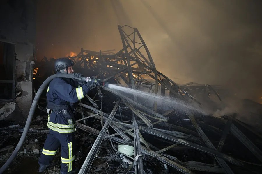 Equipos de rescate ucranianos trabajan en el lugar de un ataque con drones rusos contra almacenes cerca de Kiev