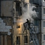 Rescatistas ucranianos trabajan en el lugar de un ataque con drones rusos contra un edificio residencial de nueve pisos en Kiev