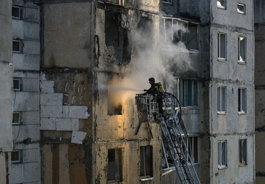 Rescatistas ucranianos trabajan en el lugar de un ataque con drones rusos contra un edificio residencial de nueve pisos en Kiev