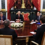 Vladímir Putin (?) asiste a una reunión con el yerno de Trump, Jared Kushner (derecha), y el enviado presidencial de EE. UU. Steve Witkoff (izquierda)