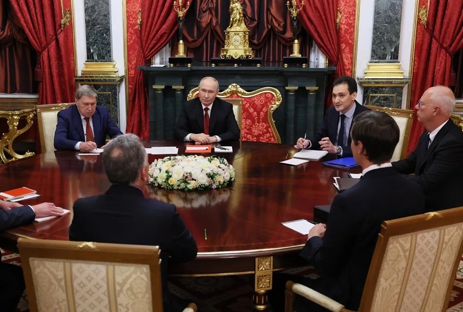Vladímir Putin (?) asiste a una reunión con el yerno de Trump, Jared Kushner (derecha), y el enviado presidencial de EE. UU. Steve Witkoff (izquierda)