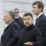Volodímir Zelenski (c), habla con Steve Witkoff (i) y Jared Kushner (d).