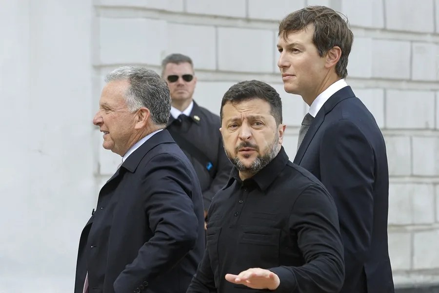 Volodímir Zelenski (c), habla con Steve Witkoff (i) y Jared Kushner (d).