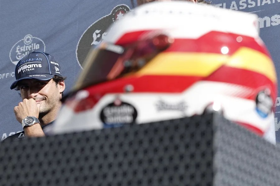 El español Carlos Sainz (Williams) (i) observa el casco que lucirá el fin de semana en el Gran Premio de España que se celebra en Madrid.